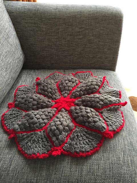 E. Doily Cushion (ドイリー風ざぶとん)