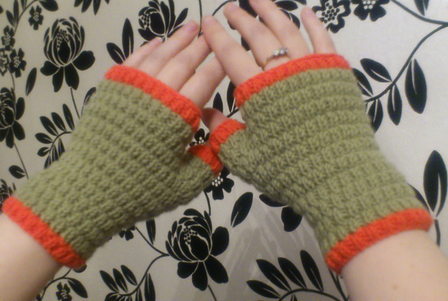 Ladies Funky Stitch Fingerless Gloves