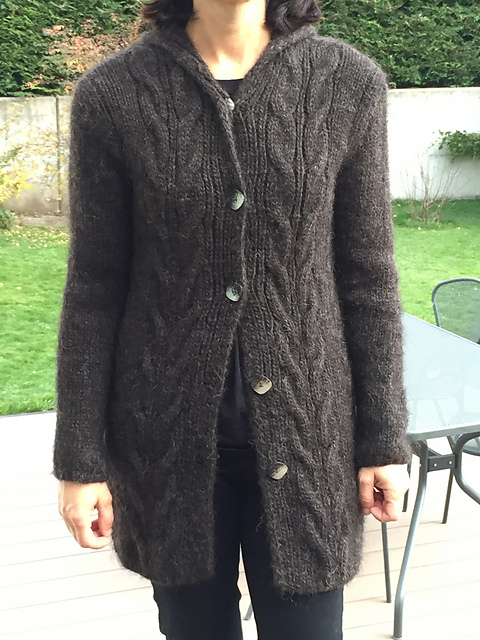 # 10 Zopfjacke mit Kapuze/Cable Cardigan with Hood
