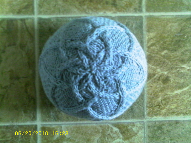 Diamond Cable Hat with Star Top