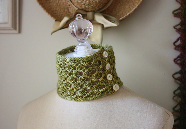 Ariel Lace Neckwarmer