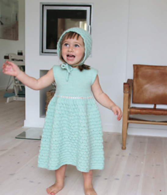 Peacock dress with bonnet / Påfuglkjole