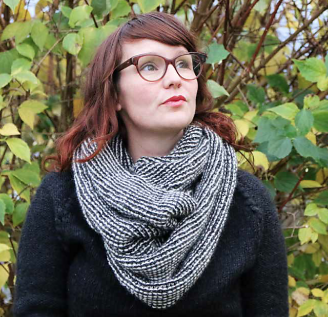 Ravelry Dotted cowl / Prikkehals pattern by Anna & Heidi Pickles