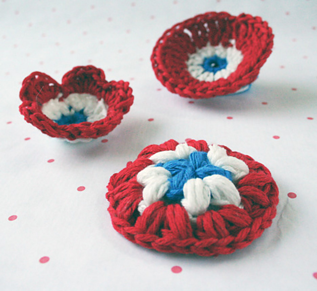 National day crochet brooch
