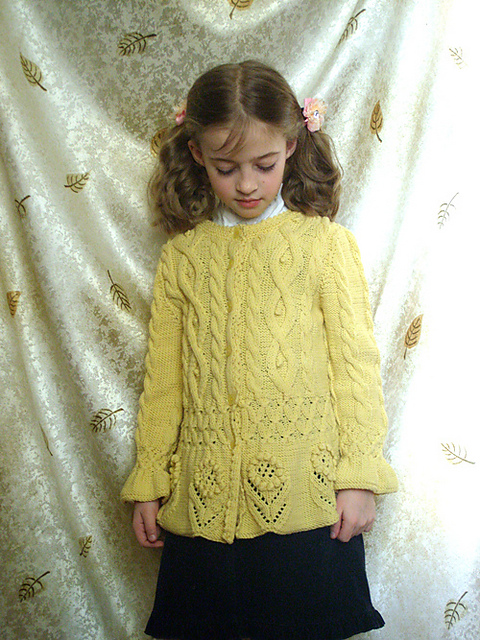#72 Kinderjacke mit Zöpfen, Noppen, Blumen