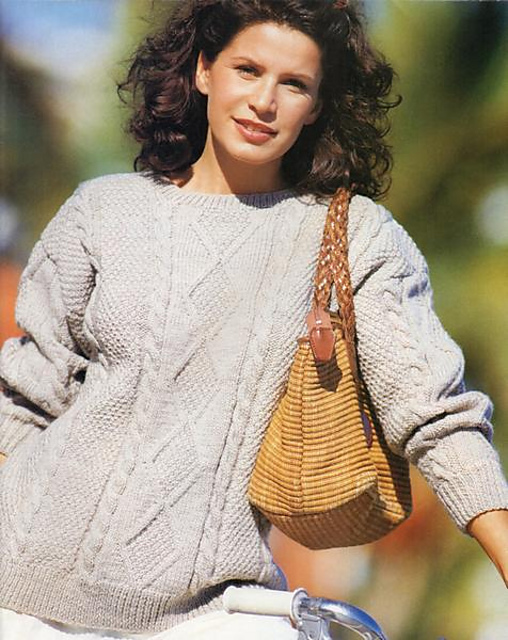 # 25 Sandfarbener Pulli mit Raute und Zopf