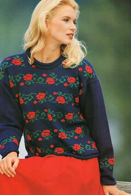 # 26 Dunkelblauer Pulli mit Rosen