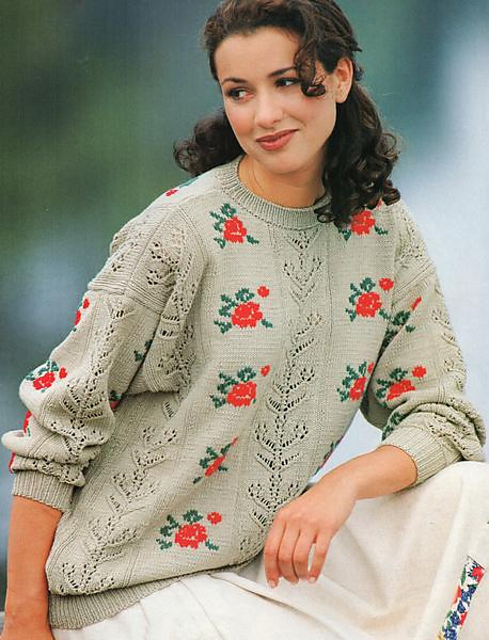 # 27 Khakifarbener Pulli mit aufgestickten Rosen