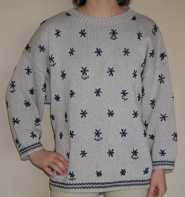 # 19 Grauer Pulli mit Blüten