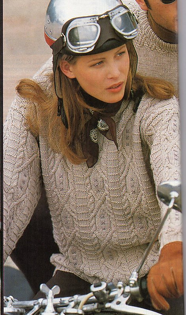 # 13 Bestickter Zopfmusterpulli