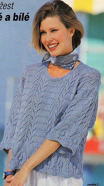 # 01 Rauchblauer Pulli mit Blätterpasse