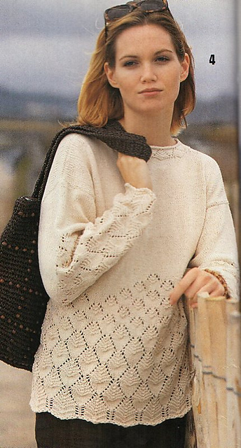# 04 Beiger Pulli mit Strukturmuster