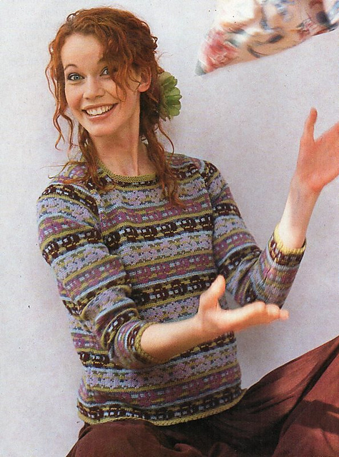 # 10 Pulli mit Rosenjacquard