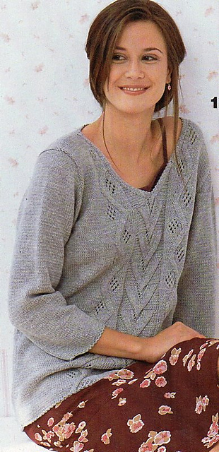 # 15 Grauer Pulli mit Musterstreifen