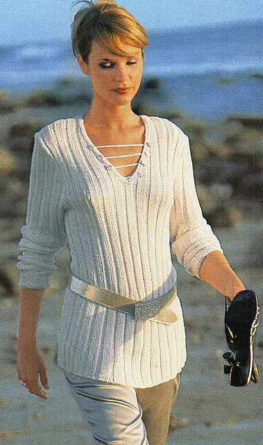 # 26 Weißer Pulli mit Knöpfen