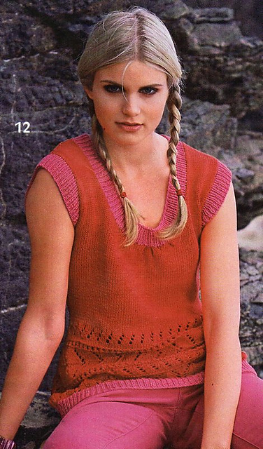 # 12 Roter Pulli mit Ajourmusterstreifen