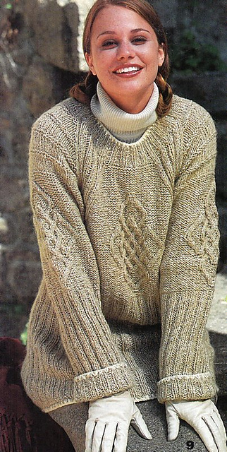 # 09 Beiger Raglanpulli mit Ornament