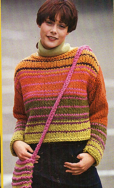 # 11 Gestreifter Pulli mit Mütze und Tasche