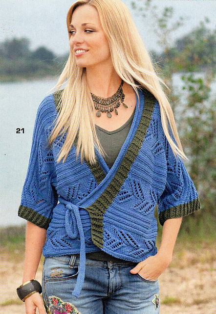 # 21 Blaue Jacke mit Bindebändern