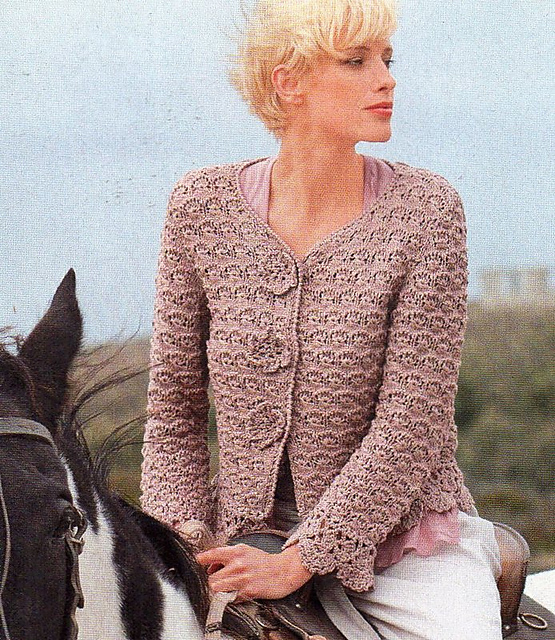 # 12 Kurze Jacke mit Häkelblenden
