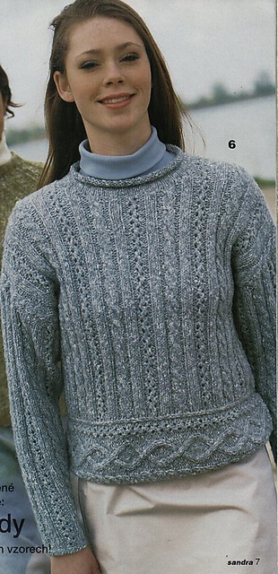 # 06 Hellblauer Musterpulli mit Rautenbordüre
