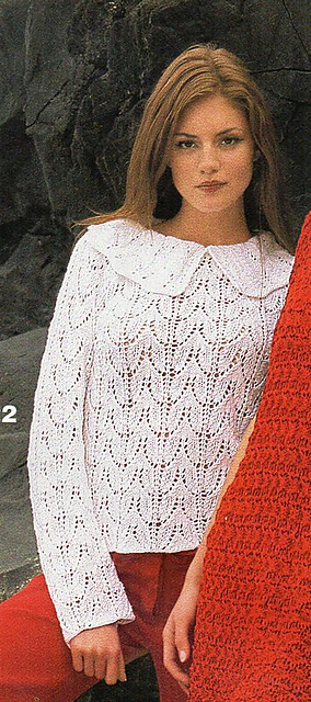 # 22 Weißer Lochmusterpulli mit Kragen