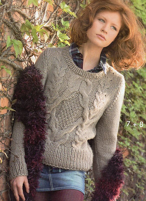 # 07 Beigefarbener Pulli (mit dunkelrotem Schal)