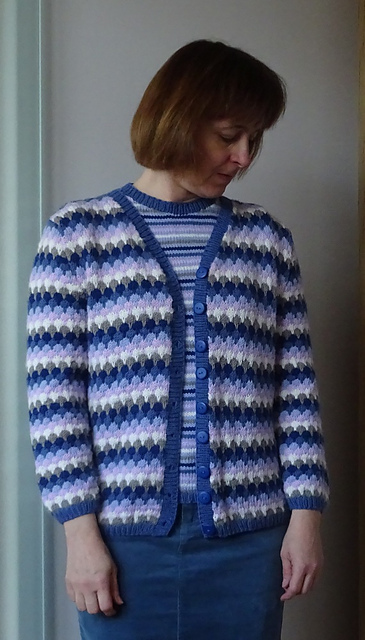 # 30 Twinset im Waben- und Streifenmuster (Jacke)