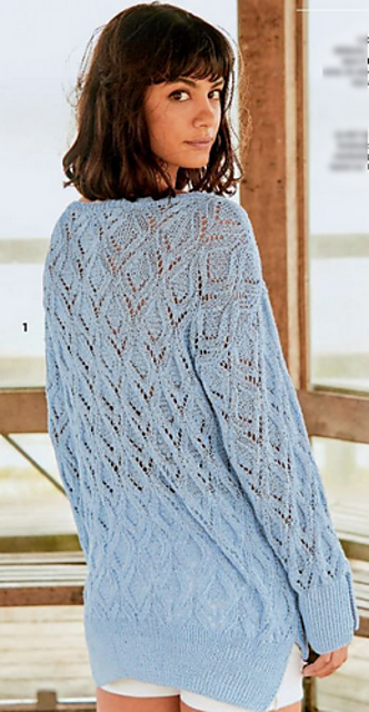 # 01 Hellblauer Pulli im Rautenmuster