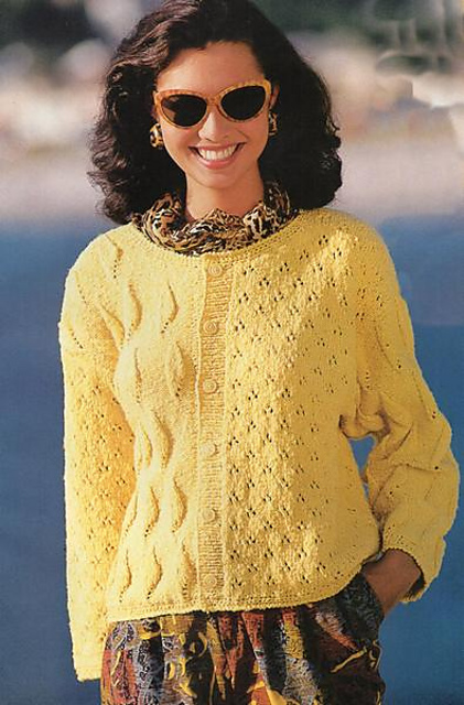 # 16 Pullijacke mit Loch- und Blattmuster