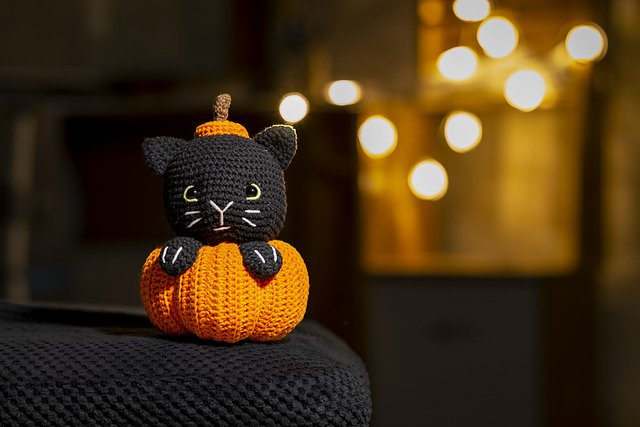 Halloween Cat In pumpkin Decor