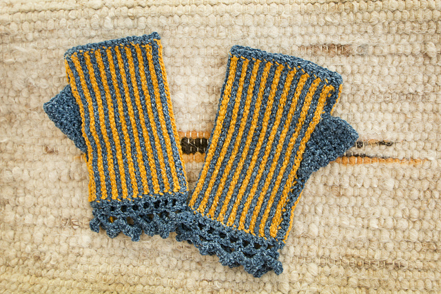 Reversible Tunisian Mitts