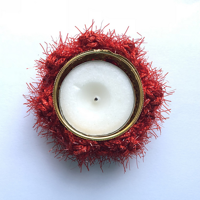 Tea light candle holder