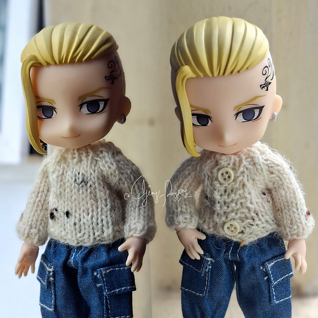 Reversible Nendoroid raglan sweater