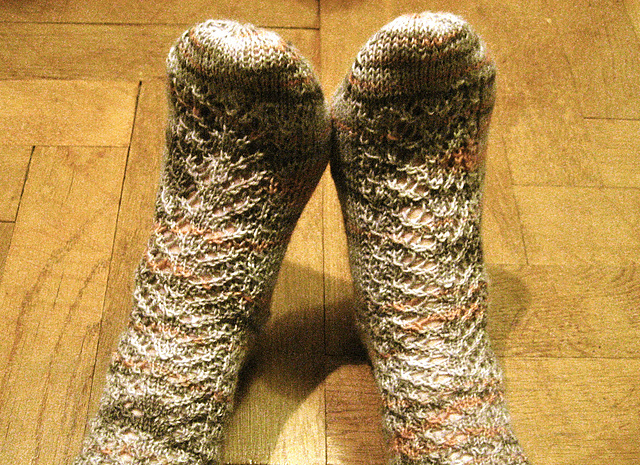 Easily adjustable lace panel socks