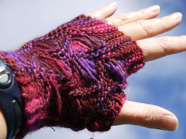 slight waves fingerless gloves
