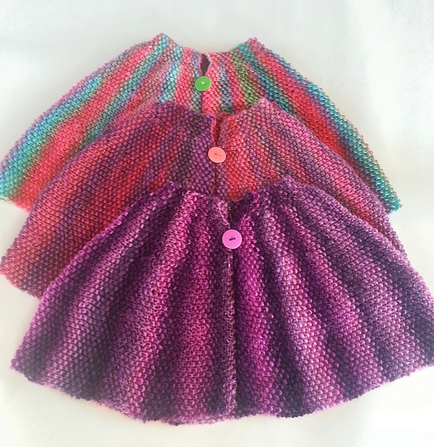 Børneponcho i vendestrik