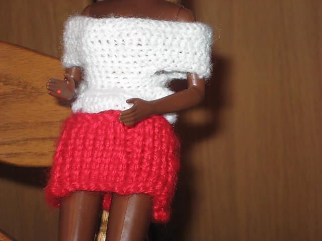 Pleated skirt for twist and turn waist barbie