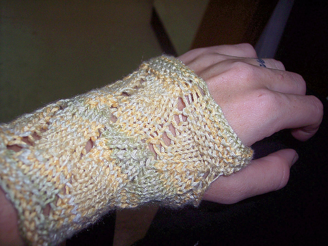 Dragonscale Wristwarmers