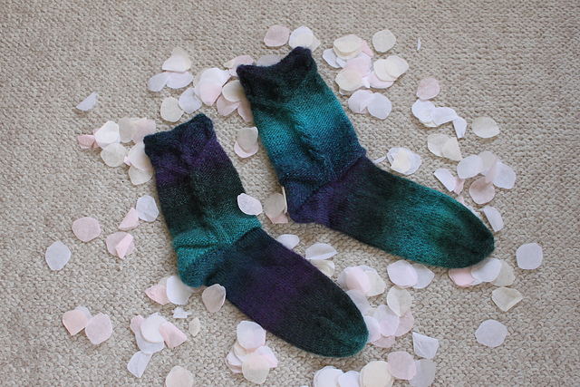 7028 Socks for Ladies / Damensocken mit Zopfmuster