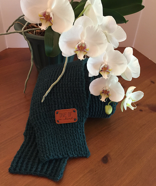 G Ribbed Scarf