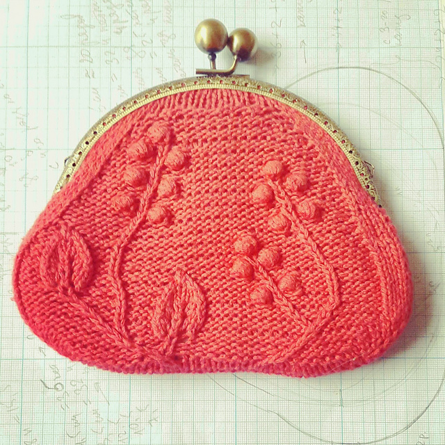 Knitted purse with leaves and bobbles 