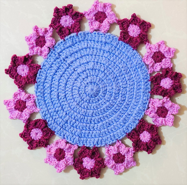 Flower Motif Edged Table Mat