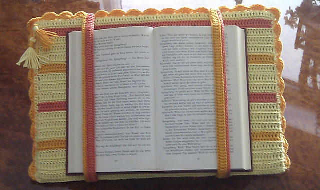 Crocheted Bookholder Karlotta