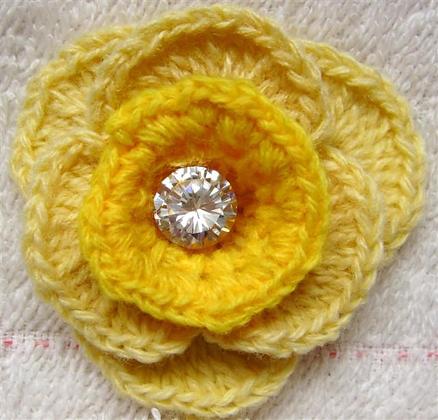Brooch 11 – Yellow flower 1