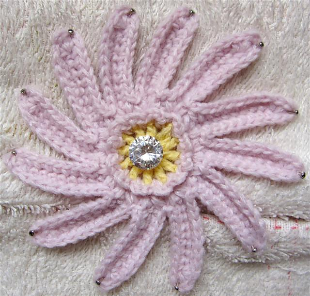 Brooch 22 – Pink daisy 2