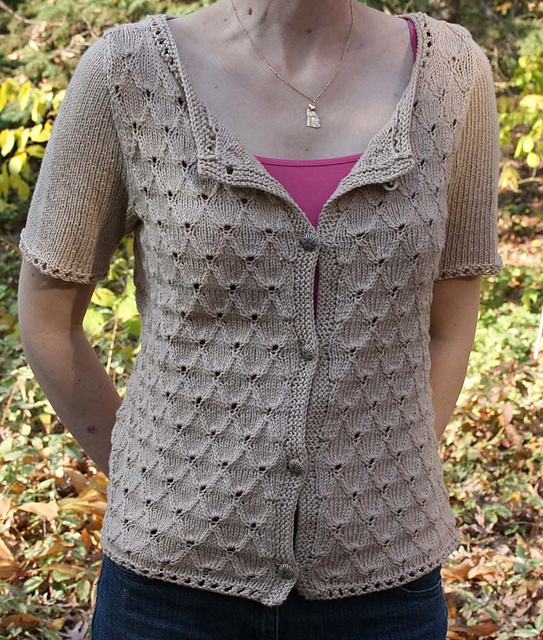 # 15 Halbarmjacke mit Lochmuster