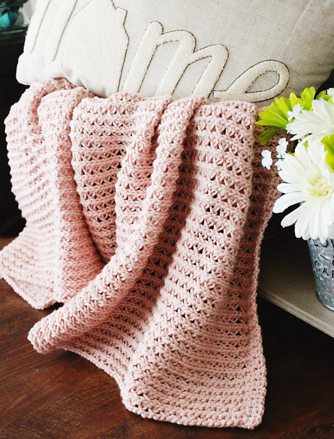 Chain of Hearts Blush Blanket