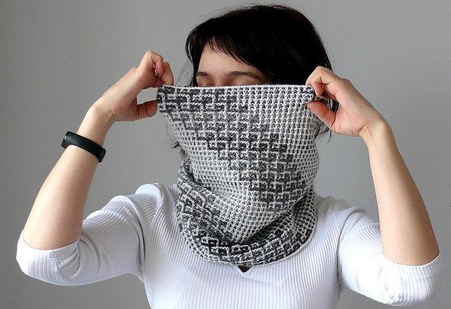 Loops and Freckles Cowl