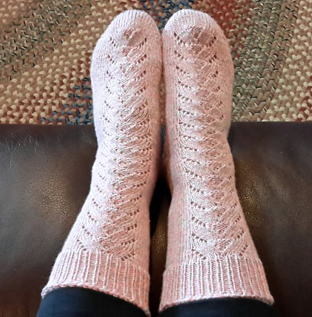 Fish Scale Lace Toe-Up Socks